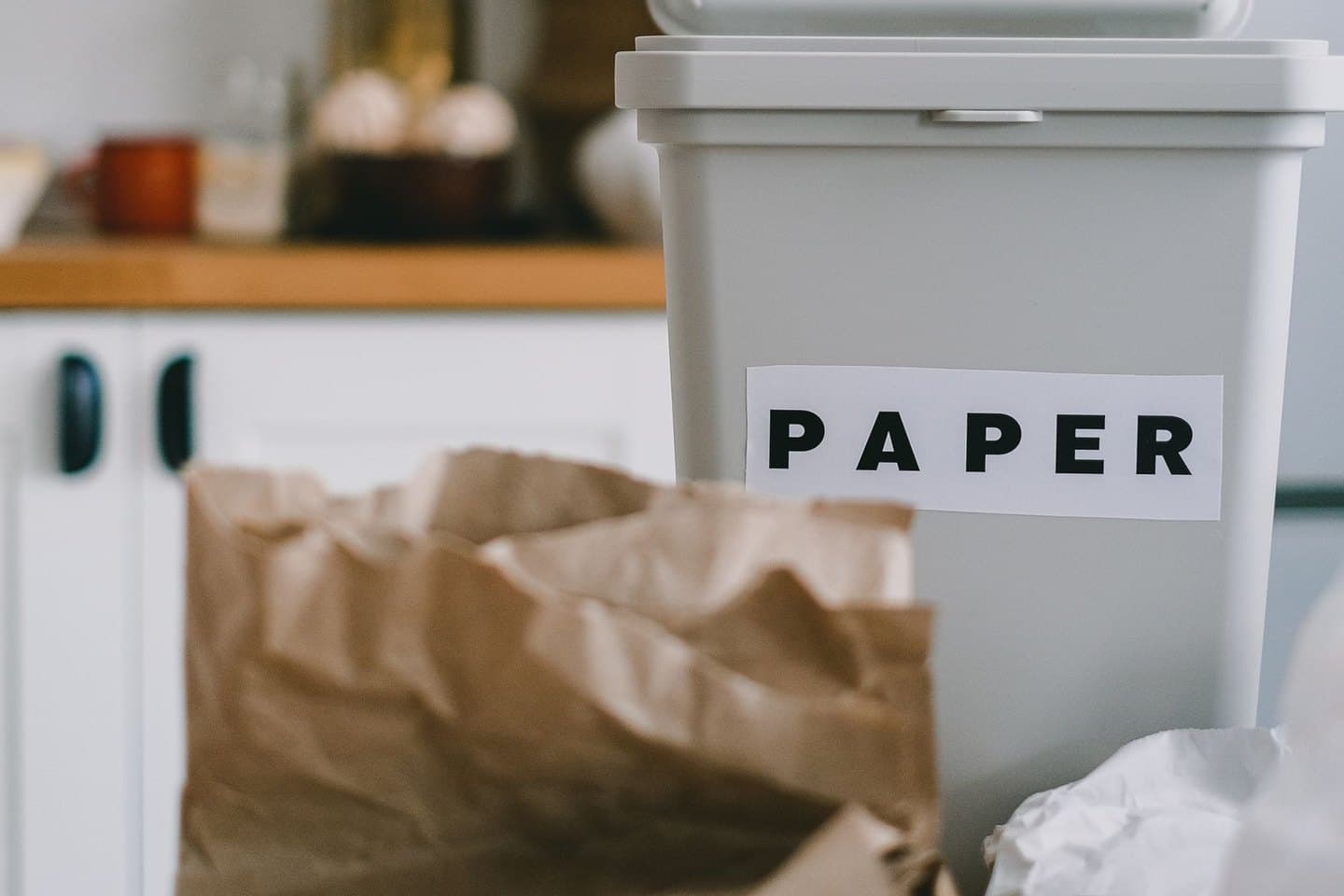 Mülltrennung mit Papiertonne in einer Küche